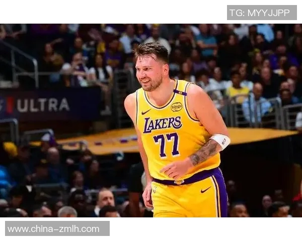 退休足球球星重返赛场展开友谊赛 展现昔日辉煌与传奇对决